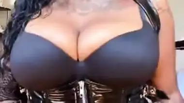 SEXY WAP TEASE WHILE SUCKING MY NATURAL EBONY TITS