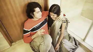 Indian girl in saree having Romantic Sex on Floor with her Boyfriend