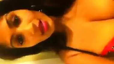 Desi porn clips of sexy Bengaluru gal recording solo desi chudai!
