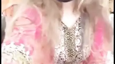 Busty Sobia poses for selfie XXX video playing with her Desi ass