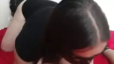 Esposa Puta Exhibiendo El Culo Y La Concha En El GyM El Jefe De Su Esposo La Graba Y La Invita A Follar A Su Casa Sin Condon Por Un Aumento De Sueldo 