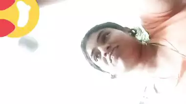 Mallu girl on live cam showing big boobs to lover