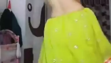 Astonishing Indian bitch dancing topless on cam