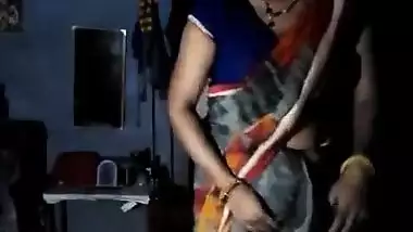 Stunning Desi beauty in sari flashes her XXX snatch in MMS video