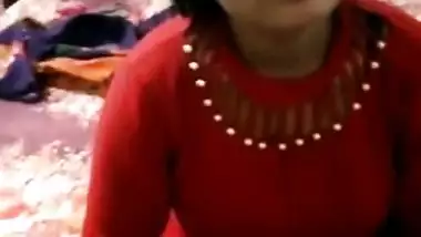 Dude coaxes his cute Desi girlfriend to pose naked for XXX camera