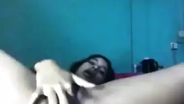 Desi babe excellently works on XXX pussy masturbating it in bed