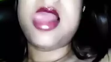Horny Indian bitch shoves fingers in sex hole and masturbates fast