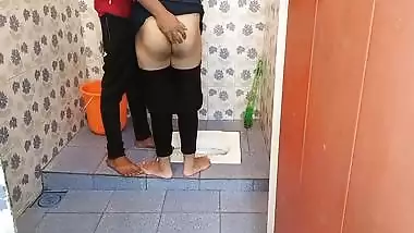 Bathroom Ki Safayi Kar Rhi Bhabhi Ko Pakad Ke Choot Chodi