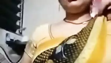 Sexy Desi XXX mom showing her big boobs and wet pussy on cam