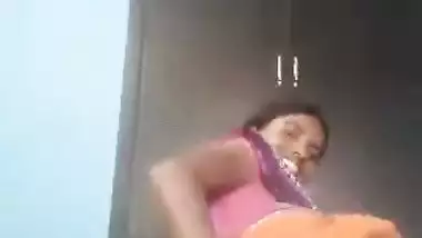 Telugu housewife showing her boobs pussy