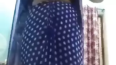 Indian nude lady strips her saree and masturbates