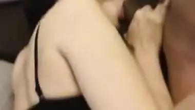 муж делит свою жену с другом.