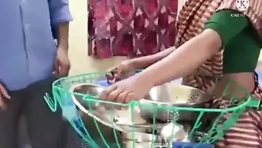 Bartan Bechne Vali Ghar Me Aayi Pakad Ke Chod Dala