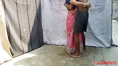 Bengali cougar in pink saree enjoys outdoor XXX sex with Desi man