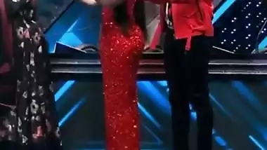 Nora fatehi ass touch on stage