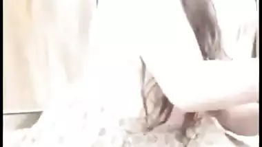 Lecherous Desi babe sticks a toothbrush into her XXX booty for cam