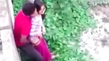 Two Indian lovers caught fucking in outdoor garden in Desi mms video