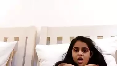 Pretty Babe dirtysnowball showing her boob