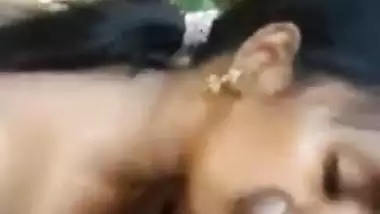 Desi lady sucks her lover’s dick outdoors on the farm